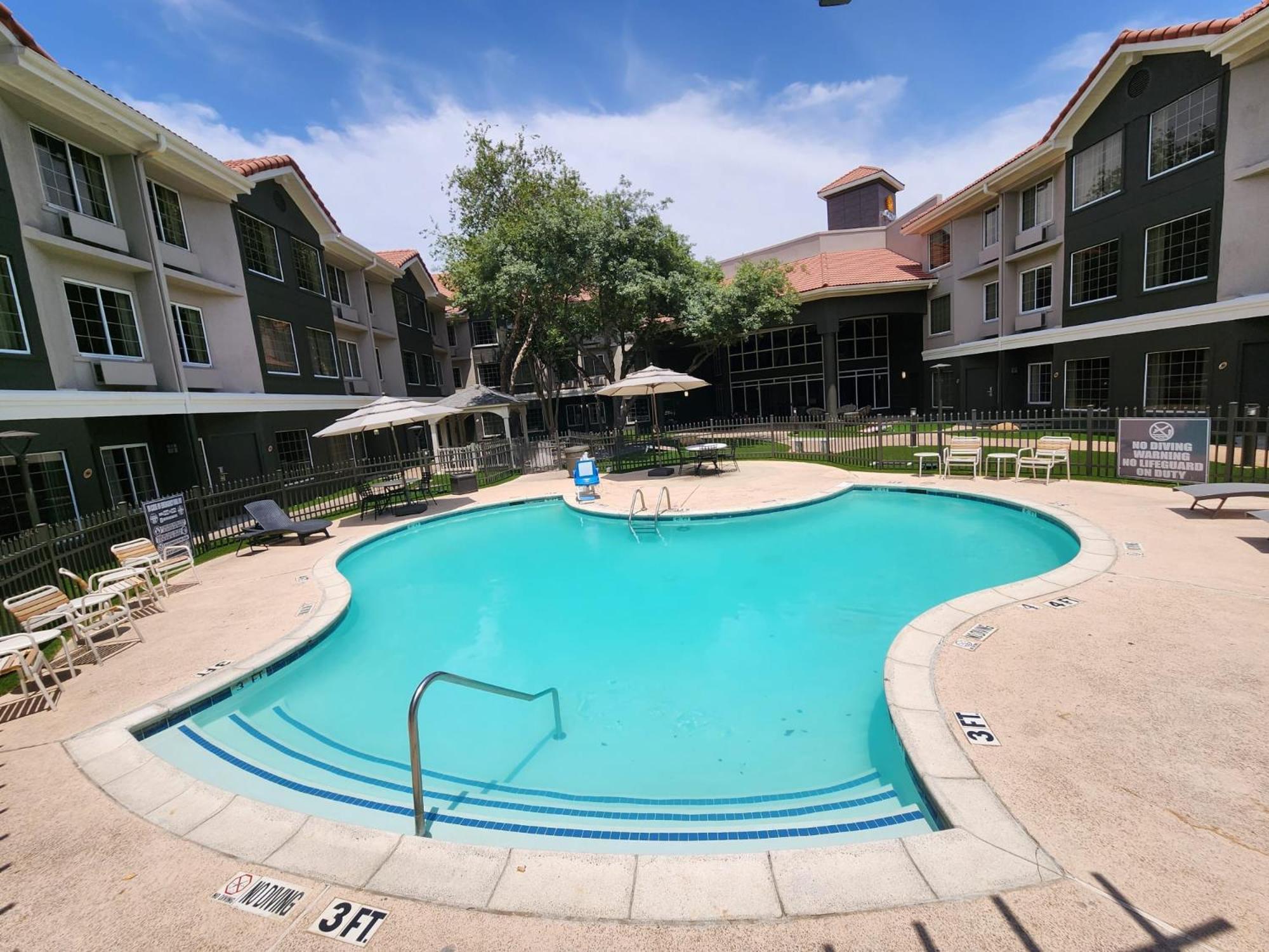La Quinta By Wyndham Dallas - Addison Galleria Luaran gambar